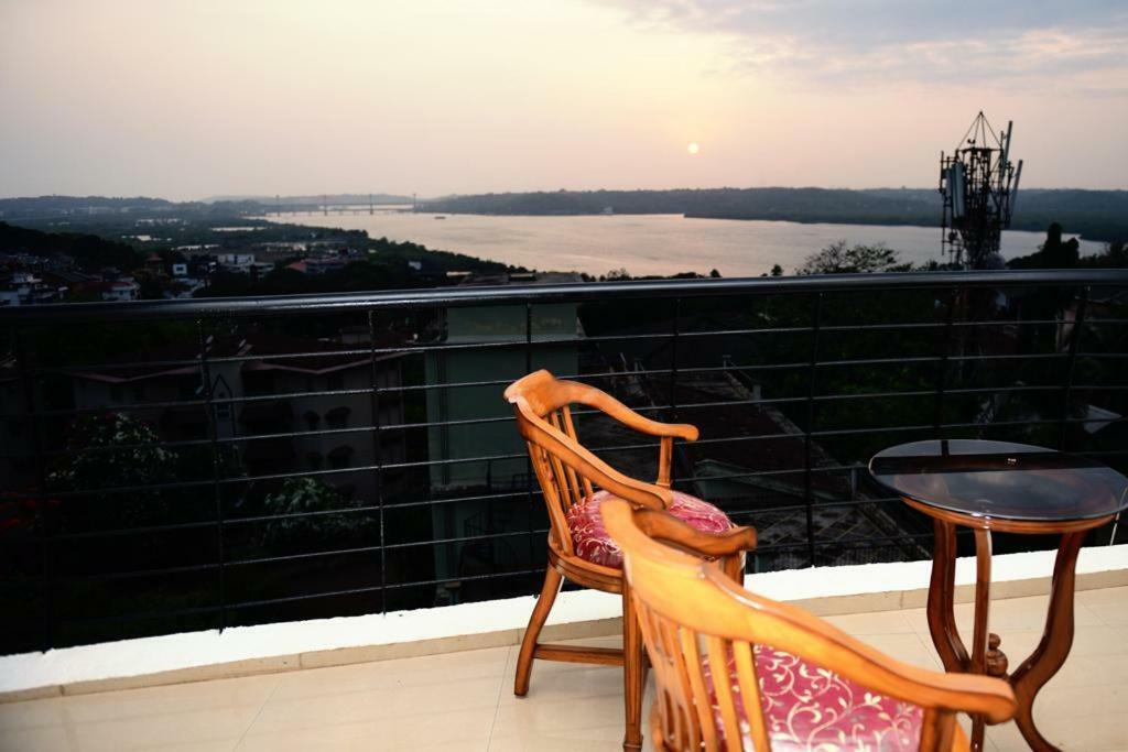 3 Bhk Apartment With River View Pangim Exterior foto