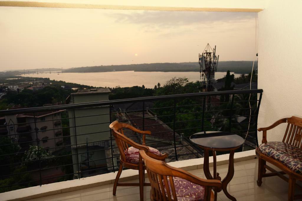 3 Bhk Apartment With River View Pangim Exterior foto